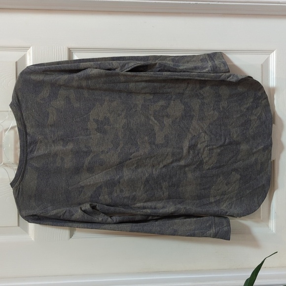 June and Delaney Women's Long Sleeve Camo Sweatshirt Size Small - Picture 3 of 7